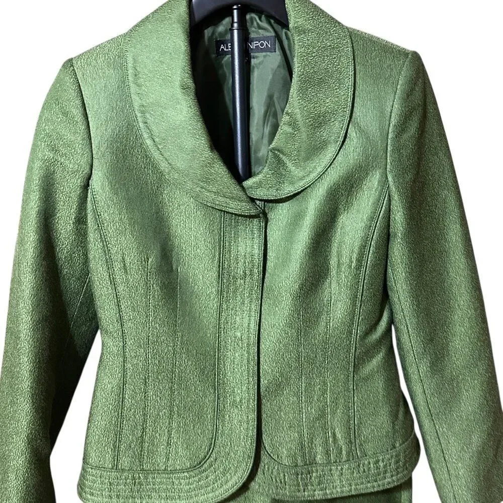 Elegant Albert Nipon Green Blazer and Skirt Ensemble Size 6